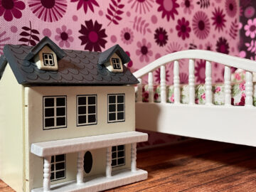 A miniature dollhouse that's in my dollhouse!